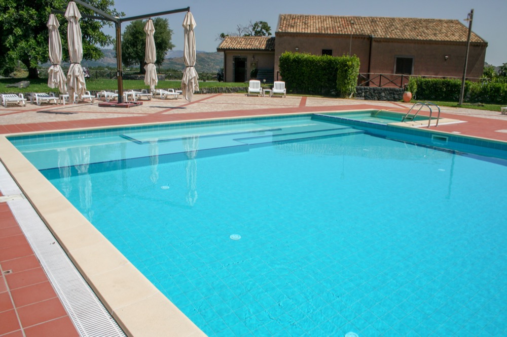 Piscina e campo sportivo